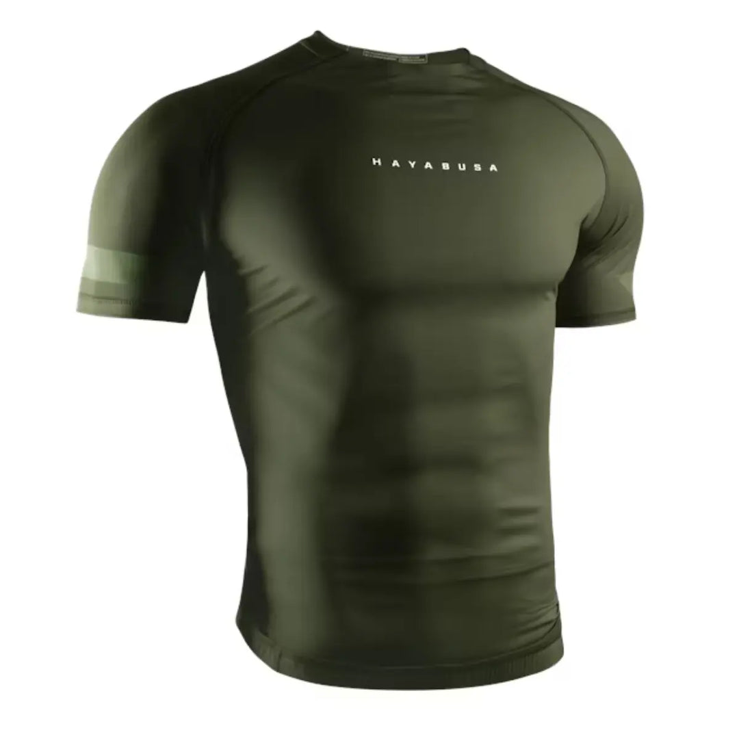 Groene Hayabusa Core rashguard met korte mouwen en minimalistisch logo op de borst
