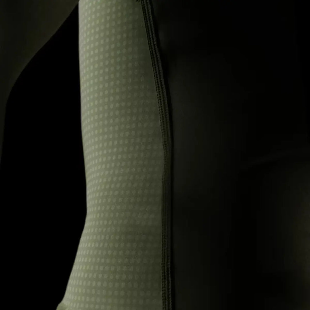 Close-up van de zijkant van de groene Hayabusa rashguard met zichtbare naad en geperforeerde stof voor optimale ventilatie.