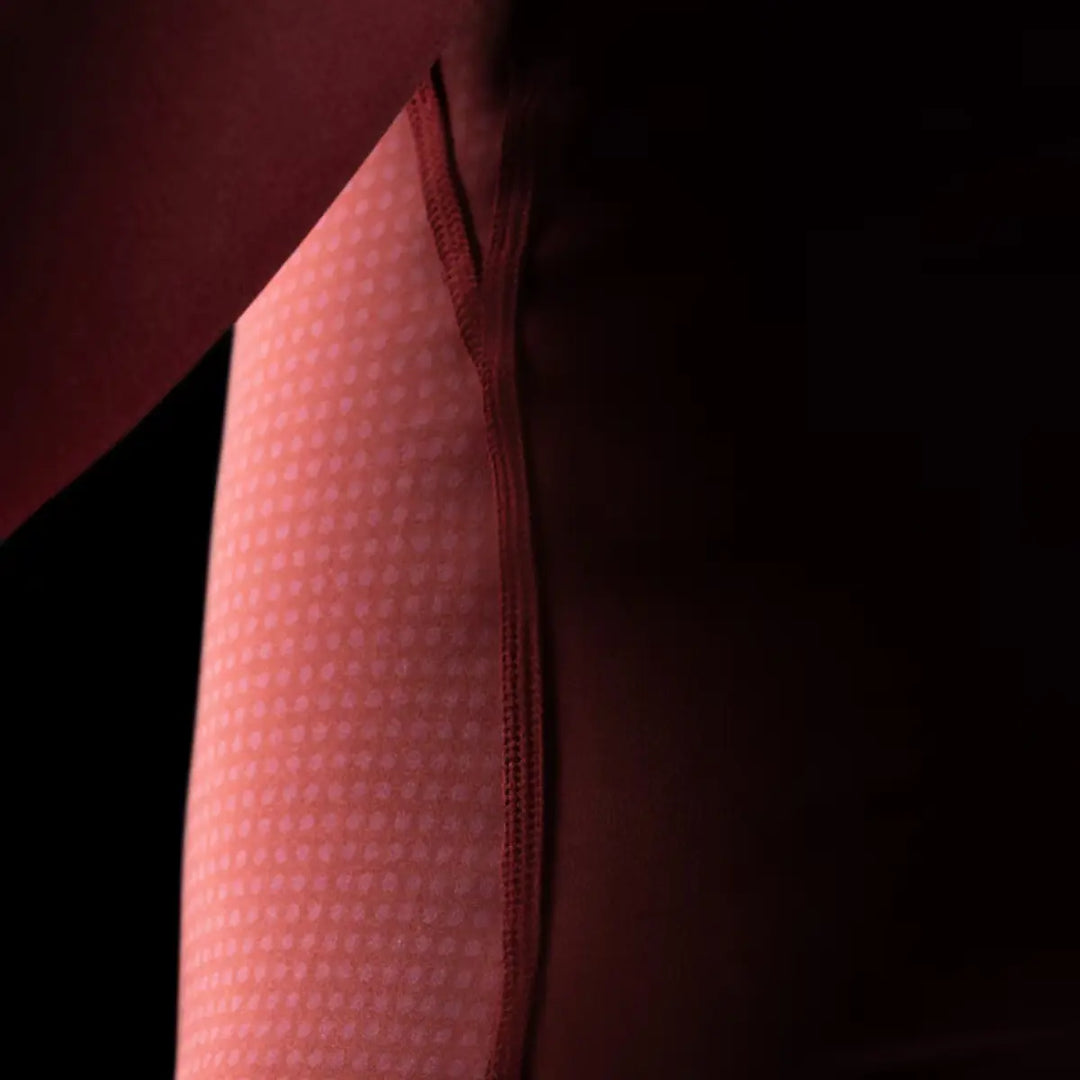 Detailfoto van de zijnaad en ademende stof van een bordeauxrode Hayabusa rashguard korte mouw