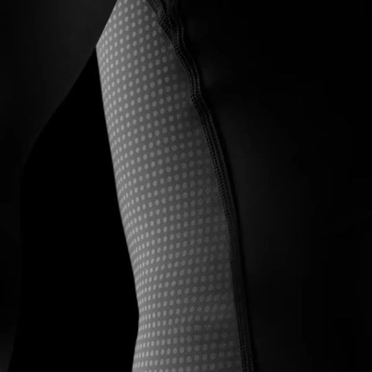 Detailfoto van de zijnaad en ademende stof van een zwarte Hayabusa rashguard korte mouw