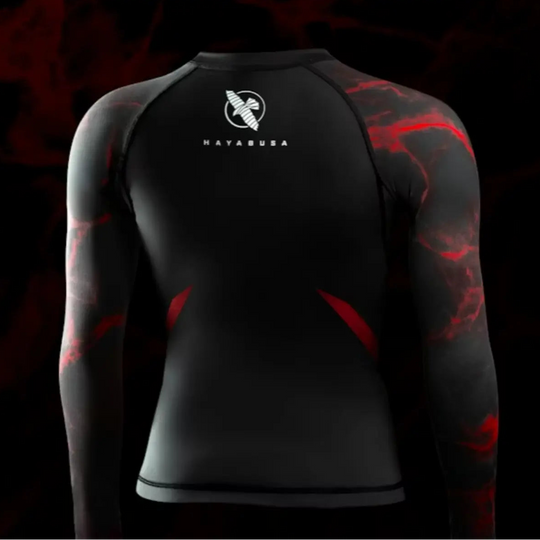 Volledige achterkant van de zwarte rashguard met rode accenten, het Hayabusa-logo op de bovenrug en anatomisch aansluitende pasvorm.
