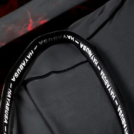 Detailfoto van de binnenste antislipband met herhaald Hayabusa-logo, ontworpen om de rashguard op zijn plek te houden tijdens training.