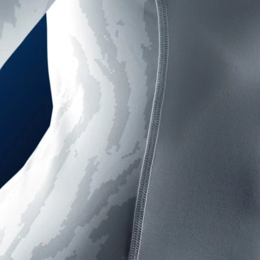 Achteraanzicht van witte Hayabusa rashguard met grijze camouflageprint en oranje details op de mouwen en nek.