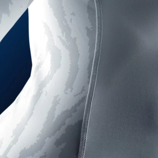 Achteraanzicht van witte Hayabusa rashguard met grijze camouflageprint en oranje details op de mouwen en nek.