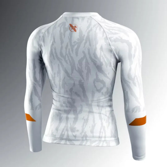 Achteraanzicht van witte Hayabusa rashguard met grijze camouflageprint en oranje details op de mouwen en nek.