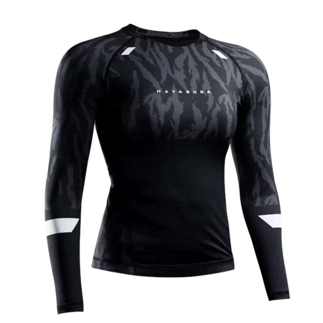 Zwarte Hayabusa rashguard met lange mouwen en camouflagedesign op de borst en schouders.