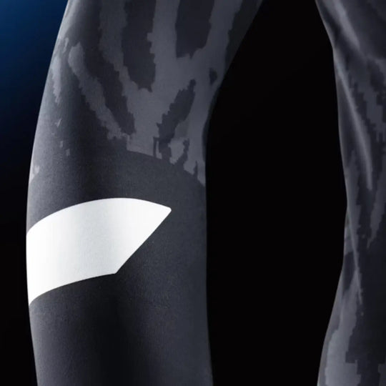 Close-up van de mouw van een zwarte Hayabusa rashguard met grijs camouflagedesig