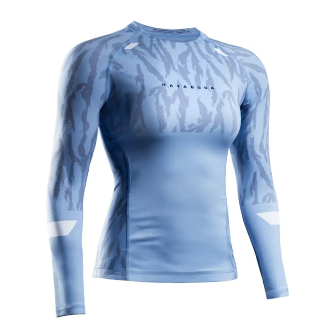 Blauwe Hayabusa rashguard met lange mouwen en subtiel camo-design, frontaal gefotografeerd.