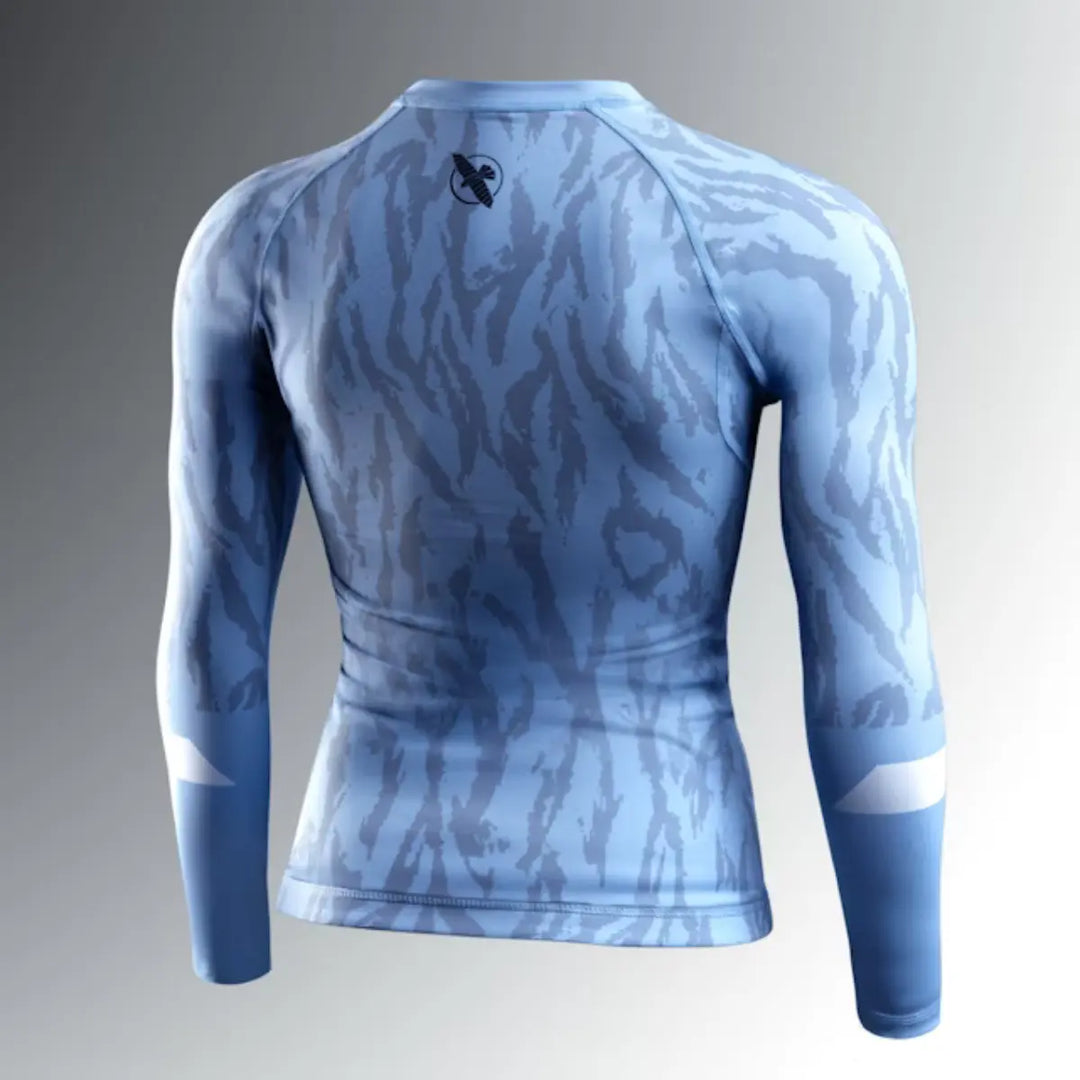 Achteraanzicht van blauwe Hayabusa rashguard met subtiel camo-patroon en wit logo op de rug.