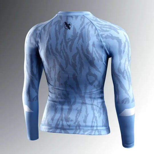 Achteraanzicht van blauwe Hayabusa rashguard met subtiel camo-patroon en wit logo op de rug.