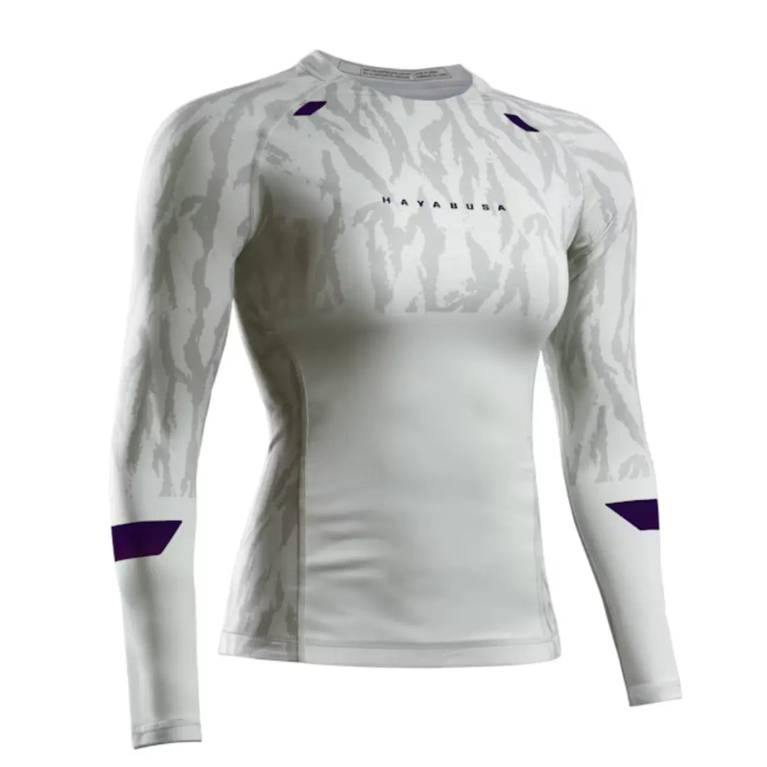 Vooraanzicht van witte Hayabusa rashguard met paarse details en subtiel grijs camo-patroon.