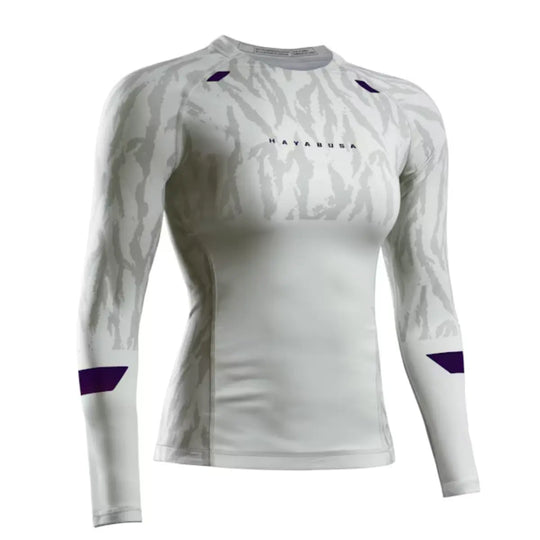 Vooraanzicht van witte Hayabusa rashguard met paarse details en subtiel grijs camo-patroon.