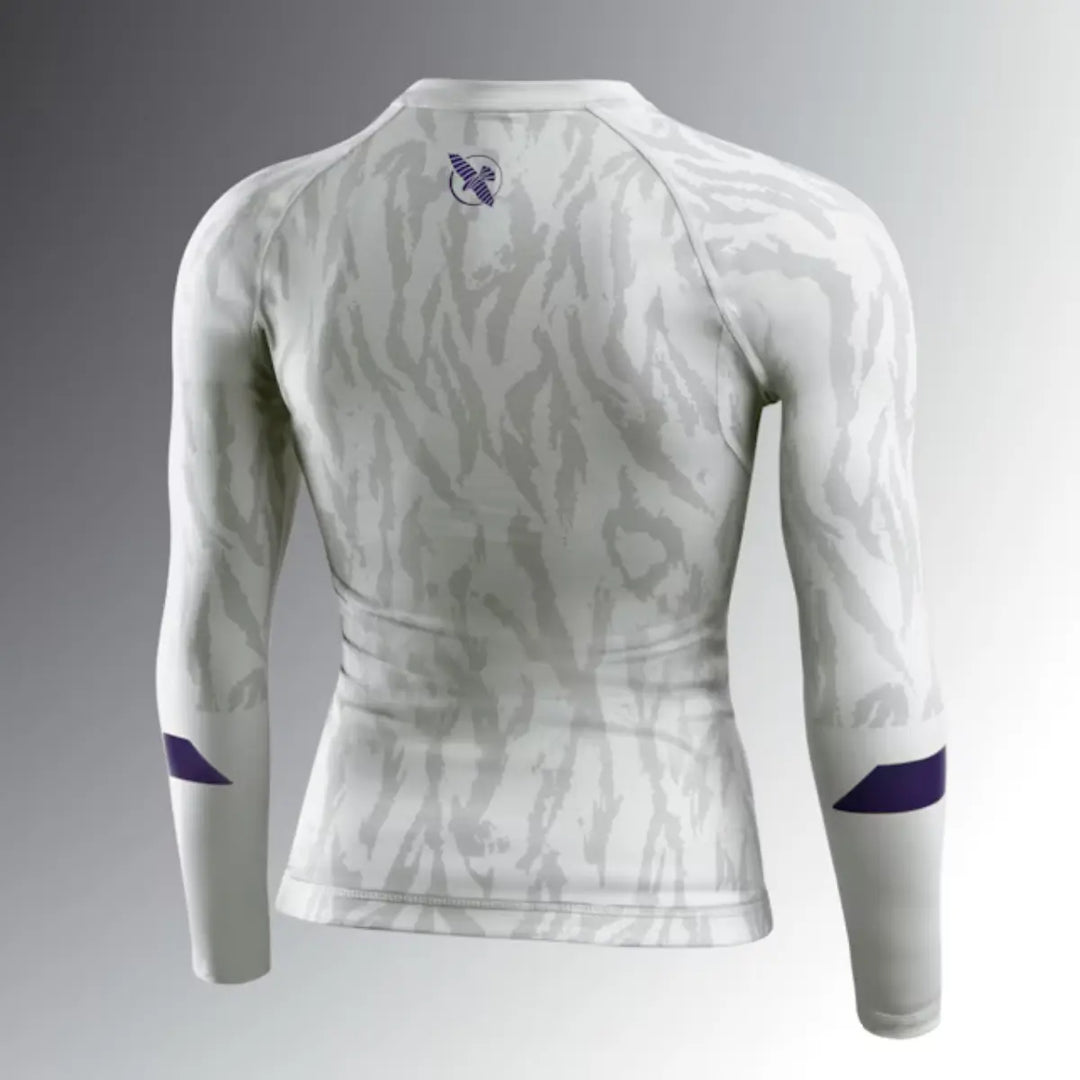 Achteraanzicht van de witte Hayabusa rashguard met grijs patroon en paarse details op de mouwen en logo in de nek.