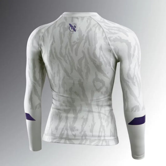 Achteraanzicht van de witte Hayabusa rashguard met grijs patroon en paarse details op de mouwen en logo in de nek.