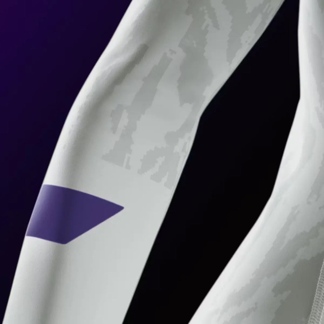 Close-up van de mouw van de witte Hayabusa rashguard met grijs patroon en een paars accent.