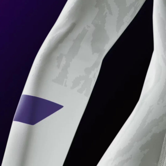 Close-up van de mouw van de witte Hayabusa rashguard met grijs patroon en een paars accent.
