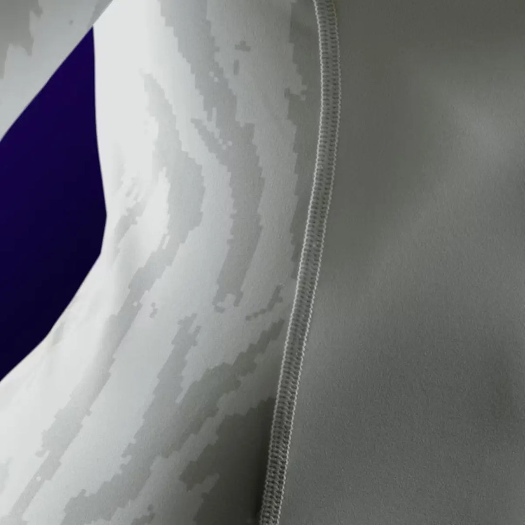 Close-up van de witte Hayabusa rashguard met grijs camouflagemotief en nette stiknaden.