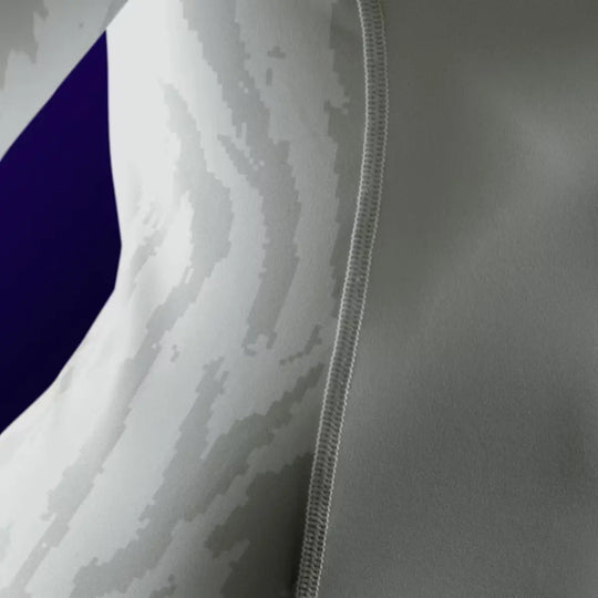 Close-up van de witte Hayabusa rashguard met grijs camouflagemotief en nette stiknaden.