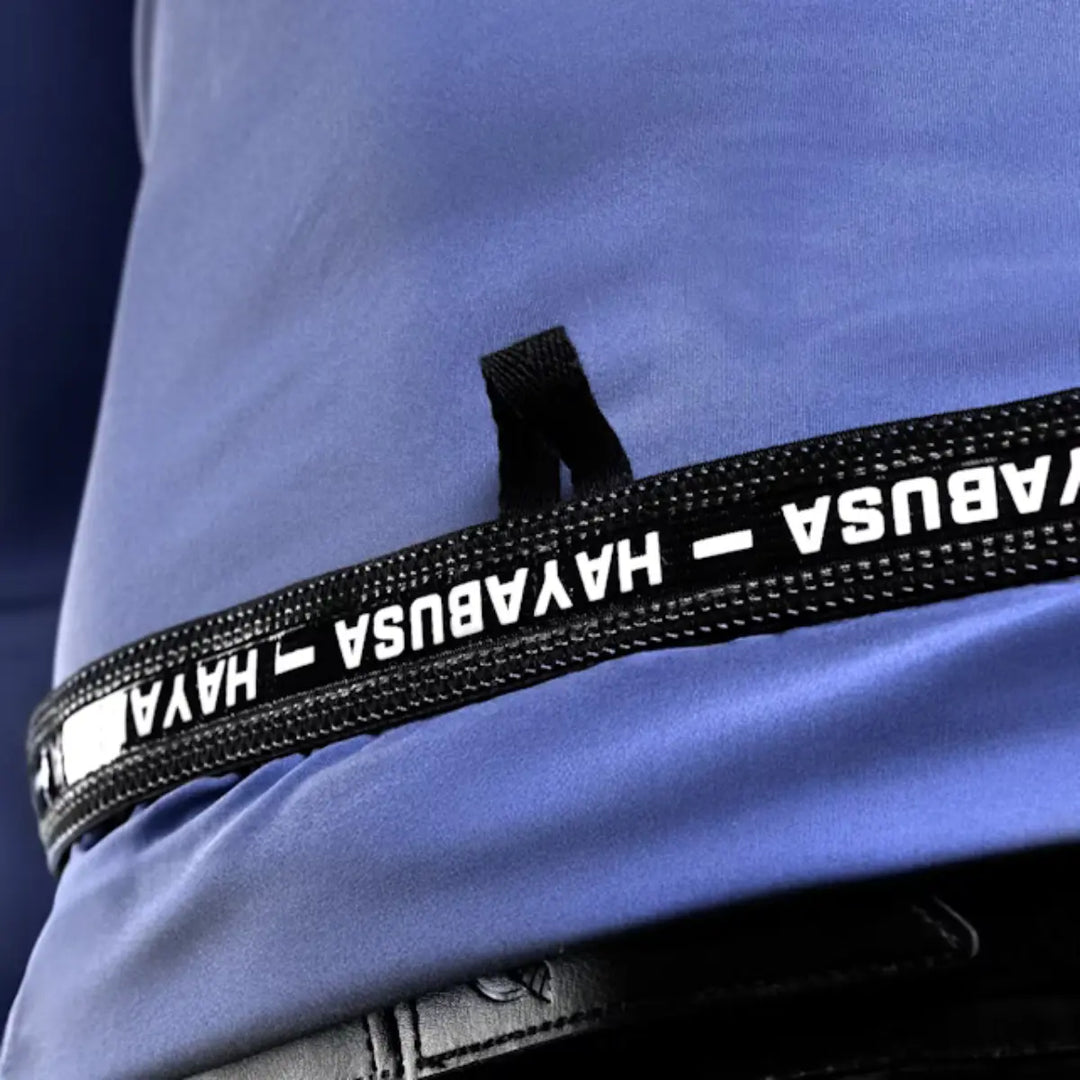 Close-up blauwe Hayabusa rashguard met zwarte zoom en wit logo op de band