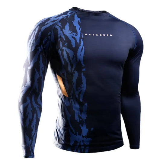 Hayabusa rashguard met lange mouwen in donkerblauw en camo design, achterkant met merklogo op de rug.