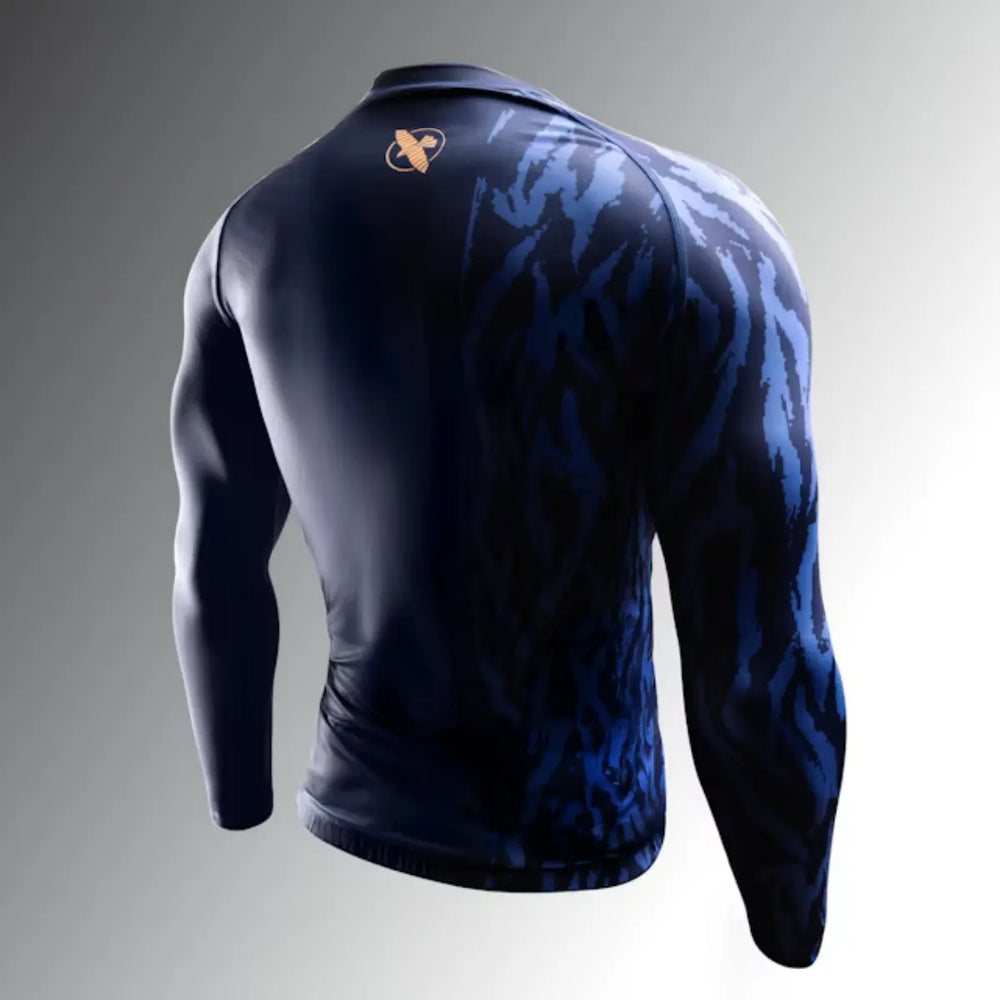 Hayabusa rashguard met lange mouwen in donkerblauw met camo print, achteraanzicht met logo in goudkleur.