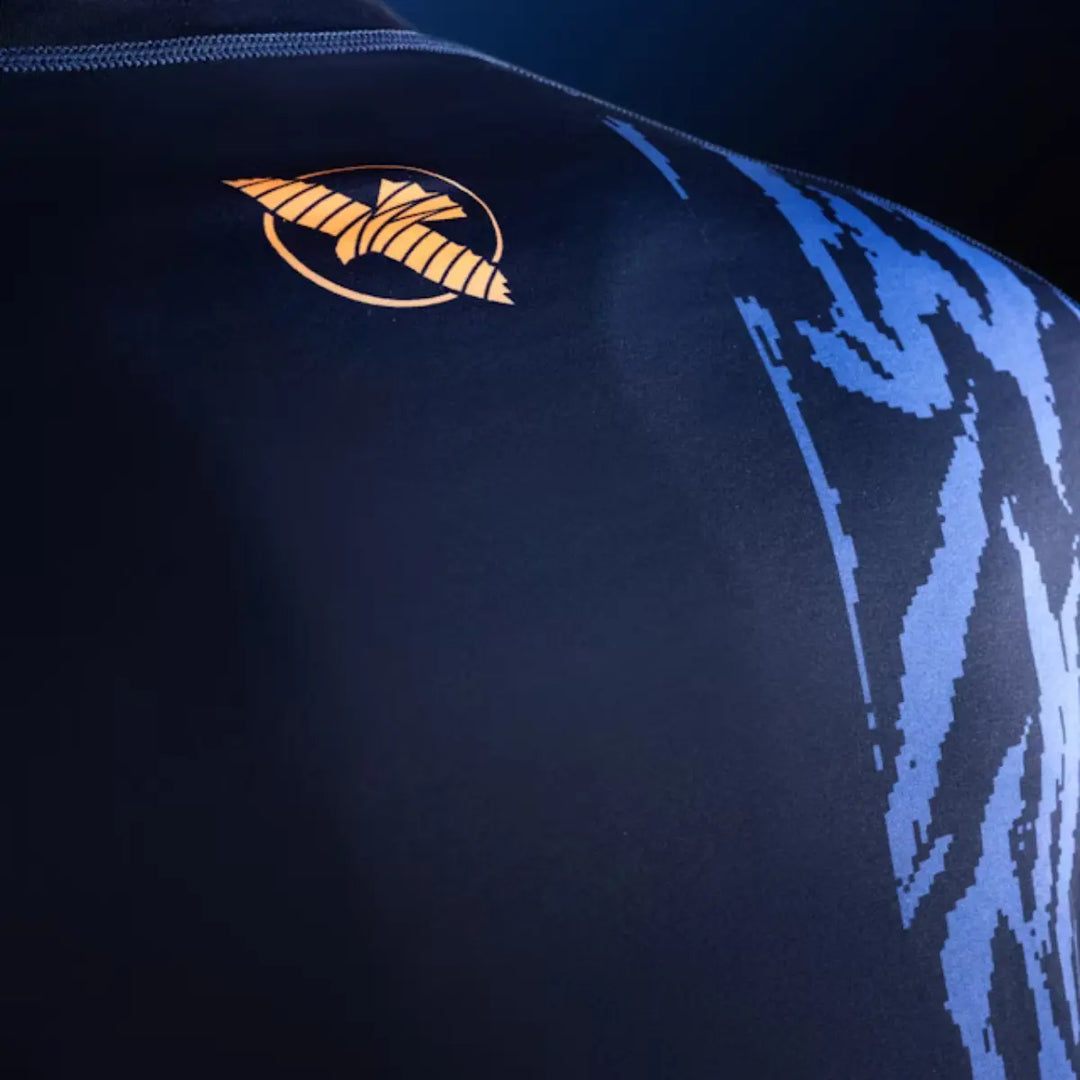 Hayabusa rashguard met lange mouwen in donkerblauw met camo print, achteraanzicht met logo in goudkleur.