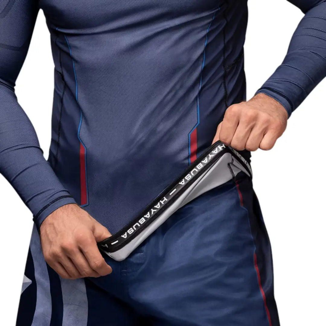 Vooraanzicht van Hayabusa rashguard met lange mouwen en Captain America design voor MMA, BJJ en grappling trainingen
