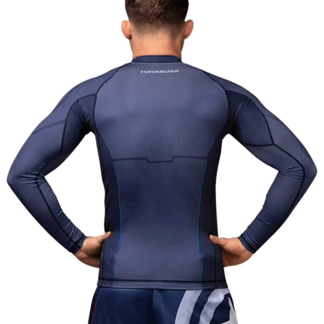 Achteraanzicht van Hayabusa rashguard met lange mouwen en Captain America design, geschikt voor MMA, BJJ en grappling trainingen