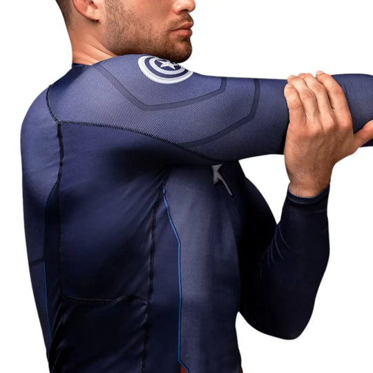 Zijaanzicht van Hayabusa rashguard met lange mouwen en Captain America design, ideaal voor MMA, BJJ en grappling