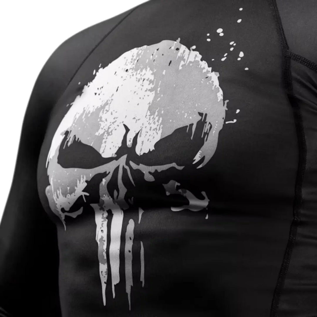 Zijaanzicht van Hayabusa rashguard met lange mouwen en The Punisher design, geschikt voor MMA, BJJ en grappling trainingen