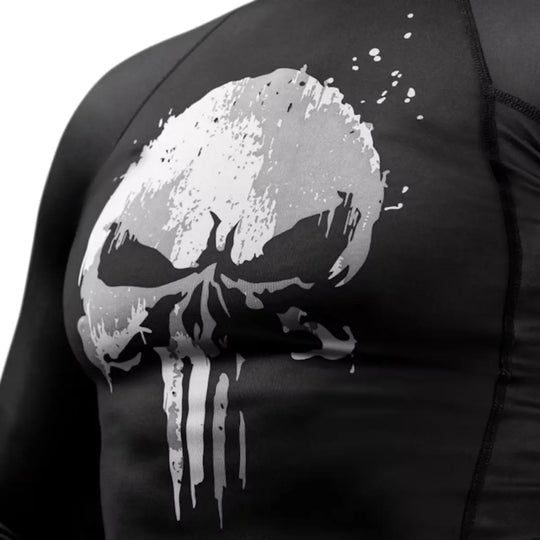 Zijaanzicht van Hayabusa rashguard met lange mouwen en The Punisher design, geschikt voor MMA, BJJ en grappling trainingen