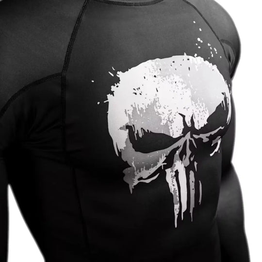 Zijaanzicht van Hayabusa rashguard met lange mouwen en The Punisher print, geschikt voor MMA, BJJ en grappling trainingen