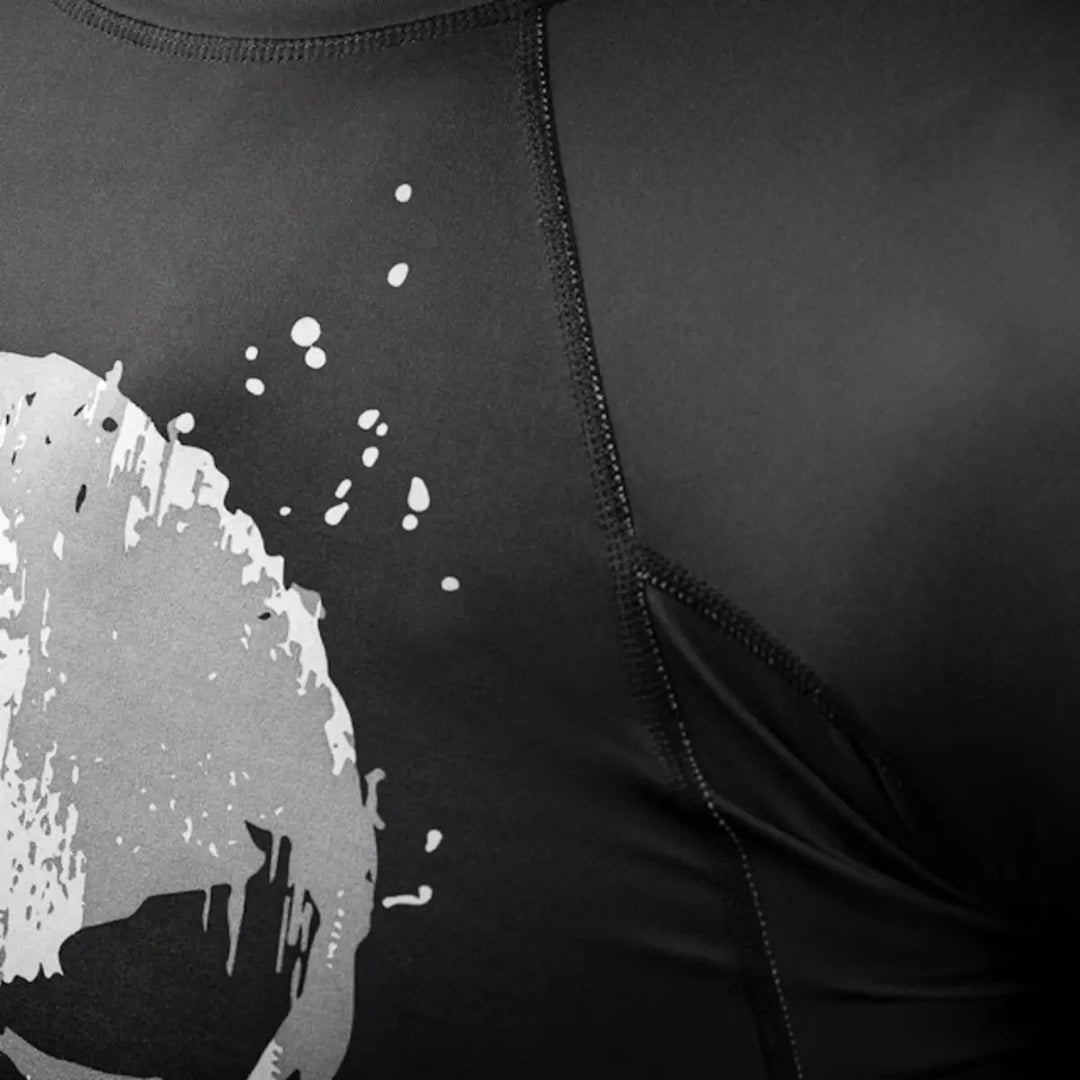 Close-up van Hayabusa rashguard met lange mouwen en The Punisher print, detail van stof en design, ideaal voor MMA en BJJ trainingen