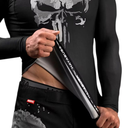 Detail van zijaanzicht van Hayabusa rashguard met lange mouwen en The Punisher print, focus op stof en afwerking, geschikt voor MMA en BJJ trainingen