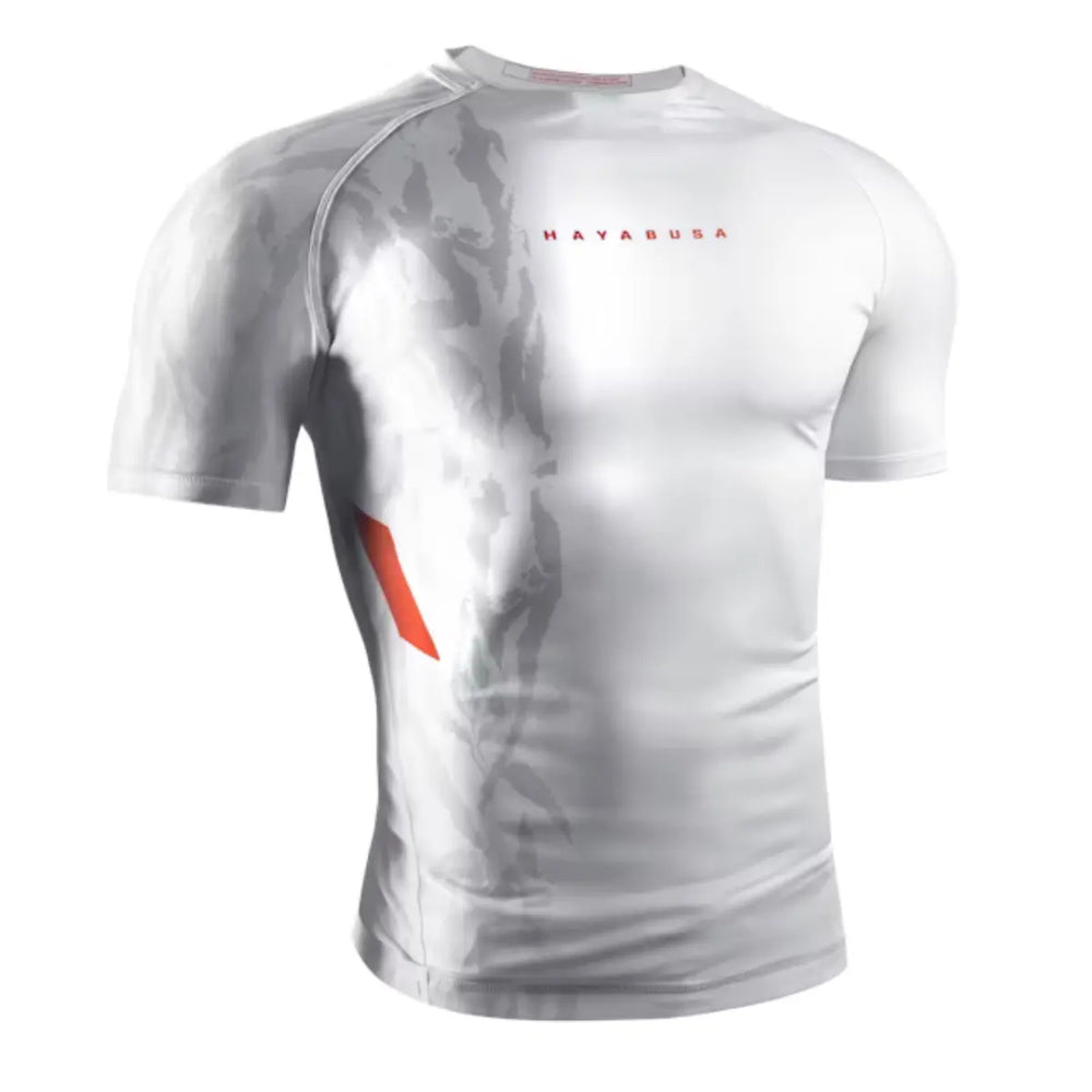 Vooraanzicht van de Hayabusa rashguard korte mouw in Ash White met grijs camo-patroon, rood logo op de borst en rode accentstreep