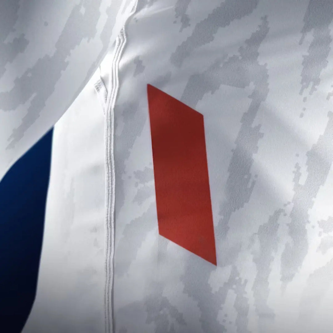 Hayabusa Rashguard Short Sleeve Apex Ash White met rood logo detail op de zijkant en subtiel camouflagepatroon.