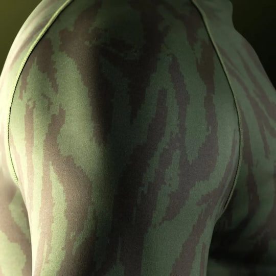 Achterkant van een torso gekleed in strakke, groene sportkleding met een abstract, donkergroen strepenpatroon.