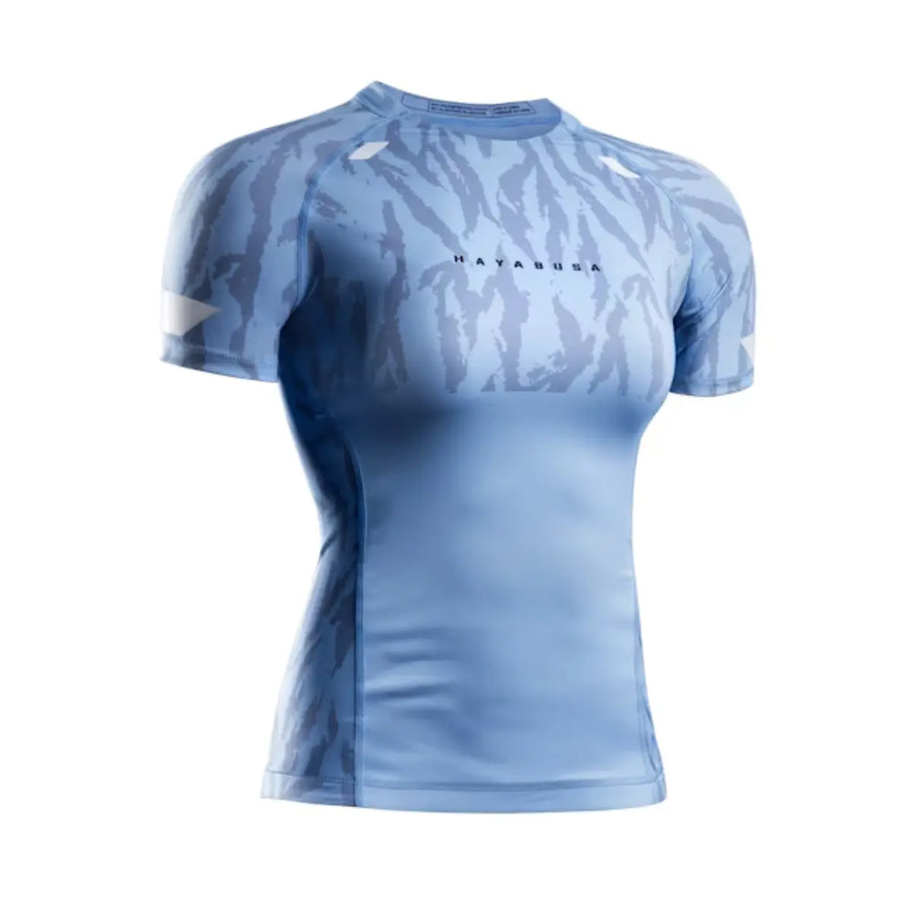 Hayabusa Apex short sleeve rashguard dames in kristal blauw, voorkant met camo-patroon en logo op de borst