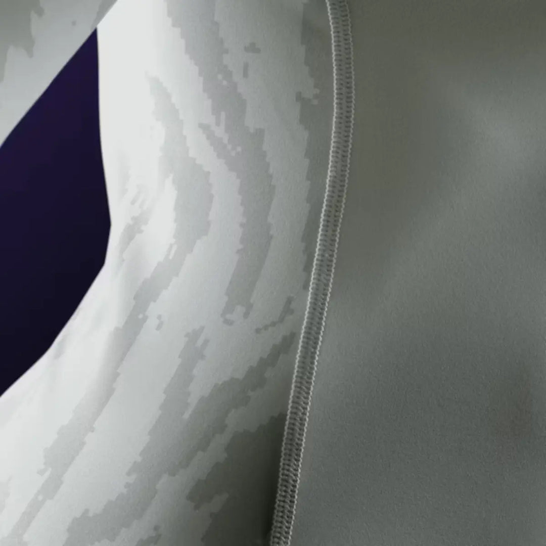 Detailshot van de Hayabusa Apex short sleeve rashguard dames in stone beige, met close-up van de naad en camo-patroon.