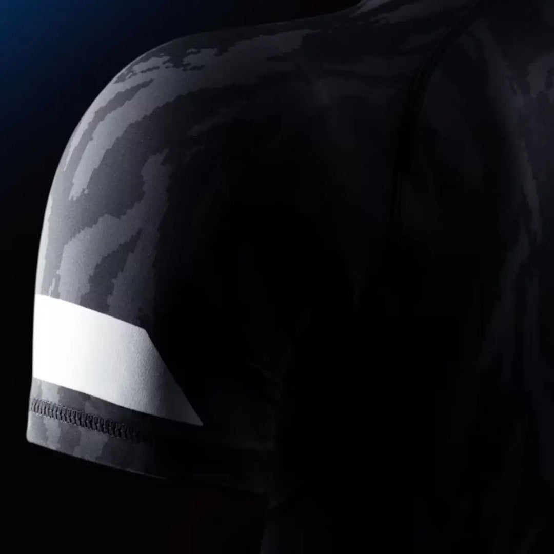 Detail van de mouw van de Hayabusa Apex dames rashguard korte mouw in Carbon Black, met wit accent en zwart-grijs camo print.