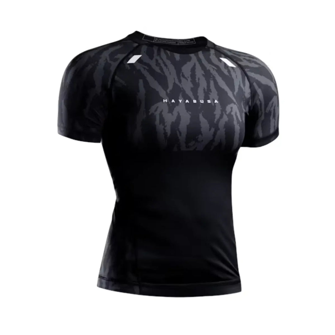 Vooraanzicht van de Hayabusa Apex dames rashguard korte mouw in Carbon Black, met zwart-grijs camo patroon en logo op de borst.