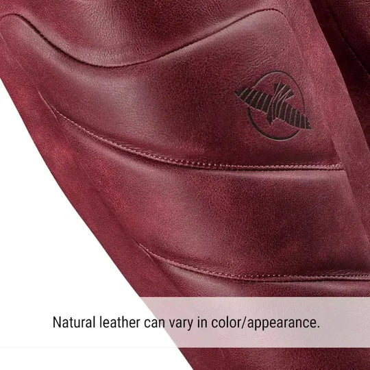 Close-up van de Hayabusa T3 LX scheenbeschermer in crimson rood leer, met zichtbaar stiksel en het Hayabusa-logo gegraveerd in het oppervlak.