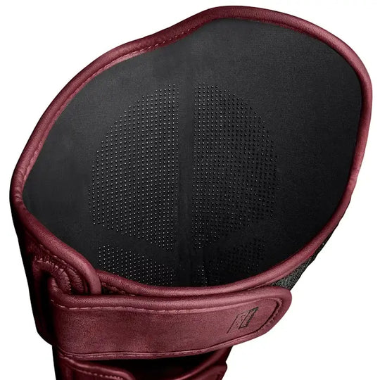 Binnenkant van de Hayabusa T3 LX scheenbeschermer in crimson rood, met geperforeerde voering voor ventilatie en vochtregulatie.