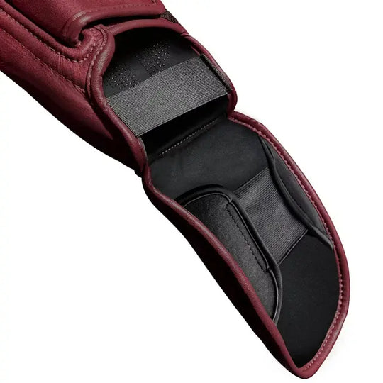 Detail van het voetgedeelte van de Hayabusa T3 LX scheenbeschermer in crimson rood, met elastische banden voor een stevige en comfortabele pasvorm.