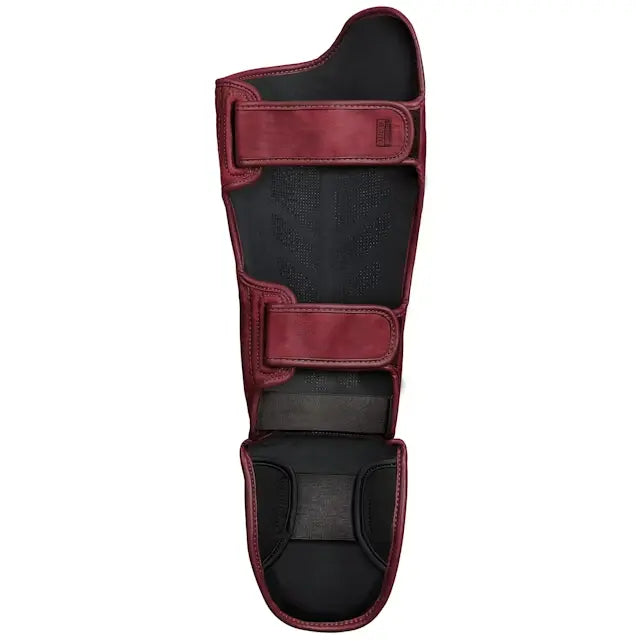 Achterzijde van de Hayabusa T3 LX scheenbeschermer in crimson rood, met verstelbare klittenbandsluitingen en ademende binnenvoering voor optimale pasvorm.