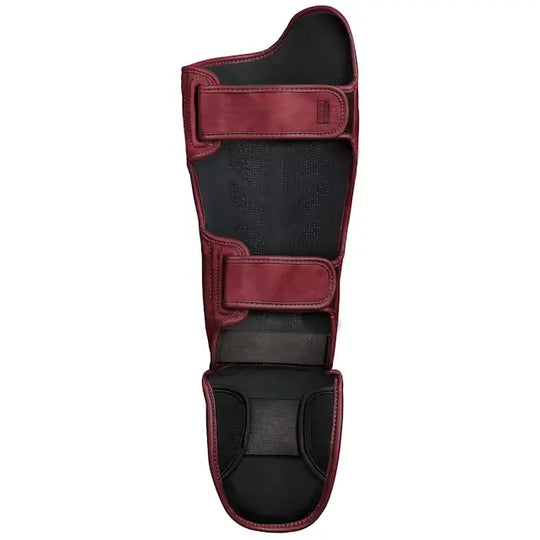 Achterzijde van de Hayabusa T3 LX scheenbeschermer in crimson rood, met verstelbare klittenbandsluitingen en ademende binnenvoering voor optimale pasvorm.