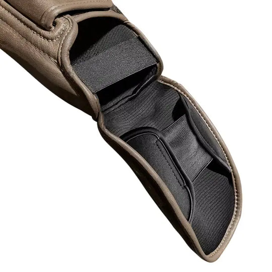 Detail van het voetgedeelte van de Hayabusa T3 LX scheenbeschermer in bronskleurig leer, met elastische banden voor een stevige pasvorm en ondersteuning.