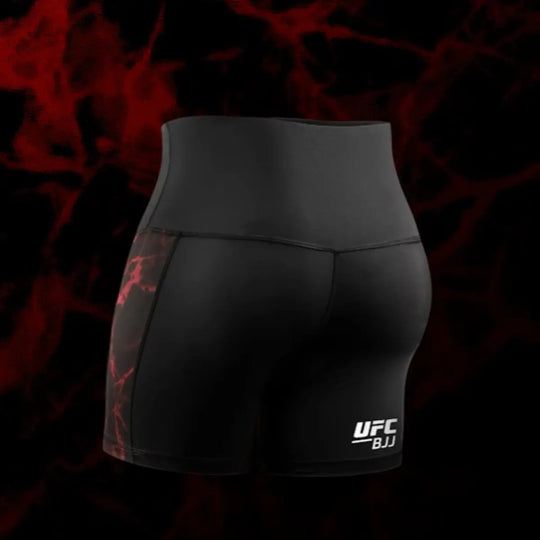 Zwart-rode UFC BJJ Vale Tudo short voor dames, achteraanzicht met hoge taille en subtiel rood marmerdetail.
