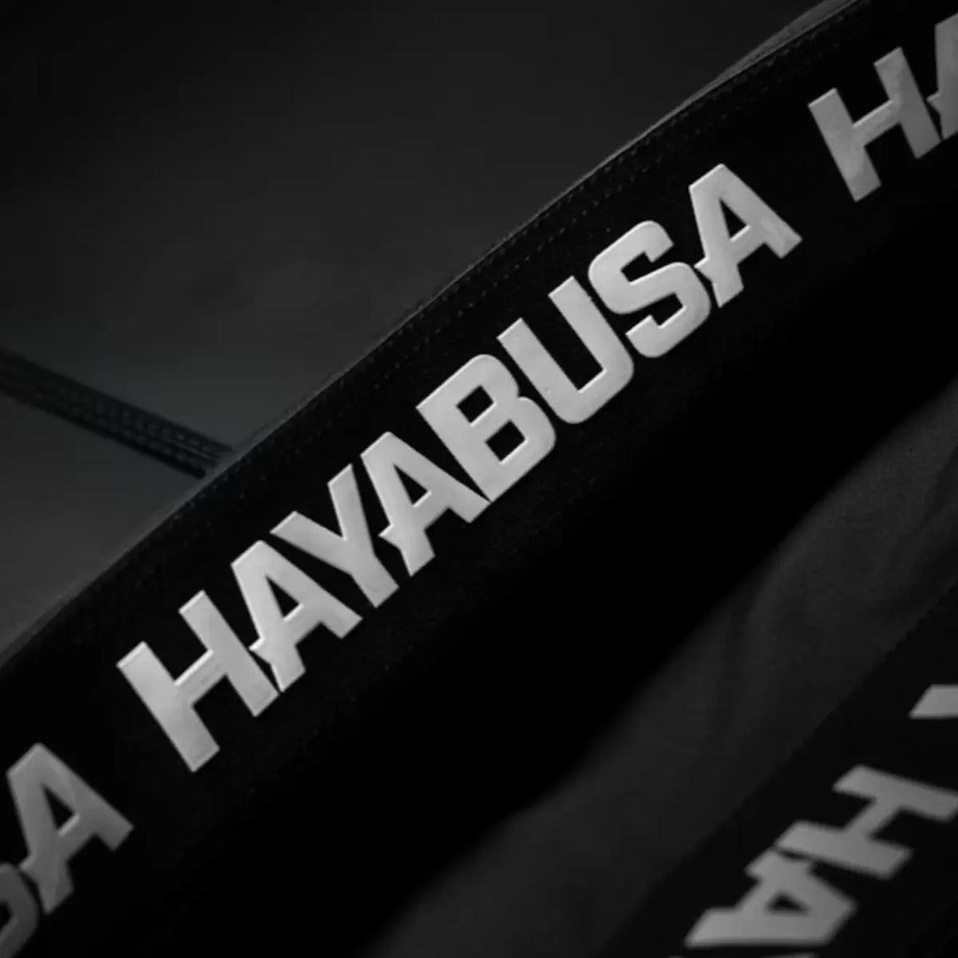 Close-up van de elastische Hayabusa tailleband van de UFC BJJ Vale Tudo short in zwart.