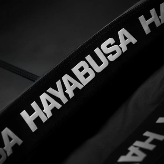 Close-up van de elastische Hayabusa tailleband van de UFC BJJ Vale Tudo short in zwart.